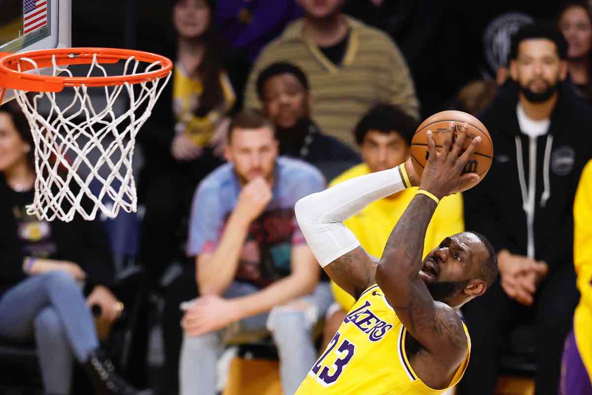 LeBron James e i compagni trascinando i Lakers alla grande vittoria